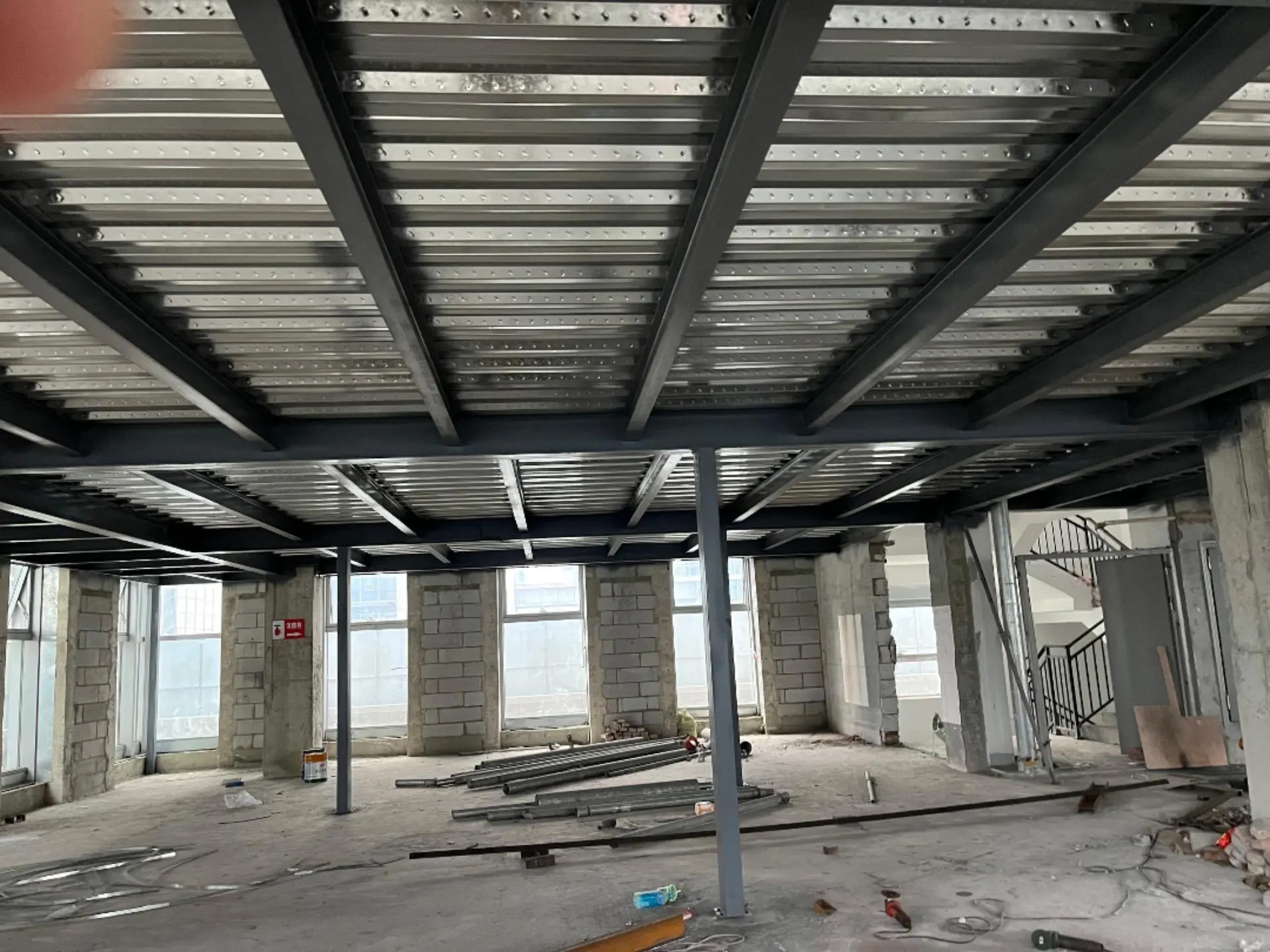 鋼結(jié)構(gòu)廠房辦公室圖片